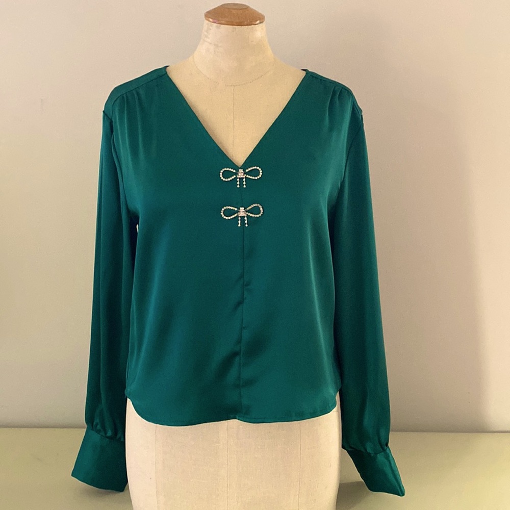 Rachel Zoe long sleeved green satin blouse with v neck. Blouson sleeves. Med💚💚